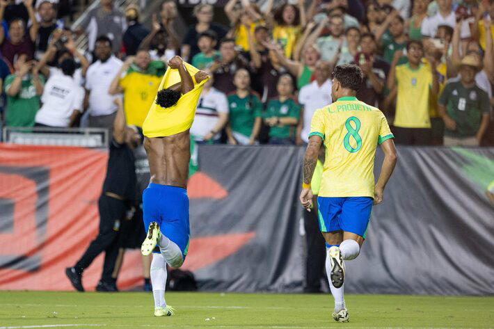 Endrick comemora gol da vitória nos acréscimos tirando a camisa. Foto: Aric Becker/AFP