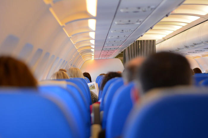 cuál es el asiento más seguro para viajar en avión
