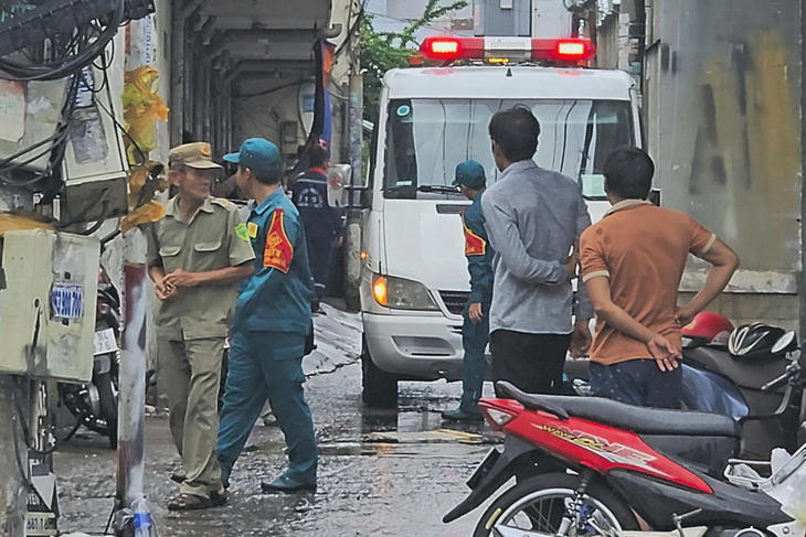 Lực lượng chức năng có mặt tại hẻm nơi có phòng trọ xảy ra vụ cháy - Ảnh: B.H.