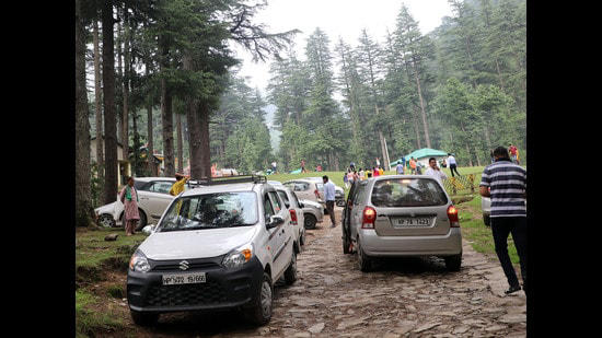 On Saturday, tourists had to wait for hours in queued vehicles to enter McLeodganj in Dharamshala due to a significant increase in the number of visitors over the past few days.