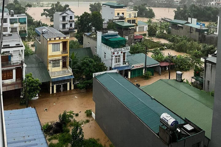 Tại các tuyến đường trung tâm như Trần Phú, Bà Triệu, Nguyễn Trãi, Nguyên Văn Linh... mưa to và dông, cục bộ mưa rất to khiến nước dâng cao với mức ngập 20-60 cm.