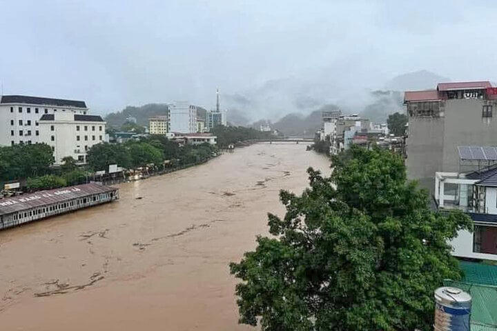 Đến sáng nay (10/6), trời vẫn mưa tầm tã, nhiều khu vực ở trung tâm TP Hà Giang giao thông bị tê liệt, người dân không thể di chuyển.