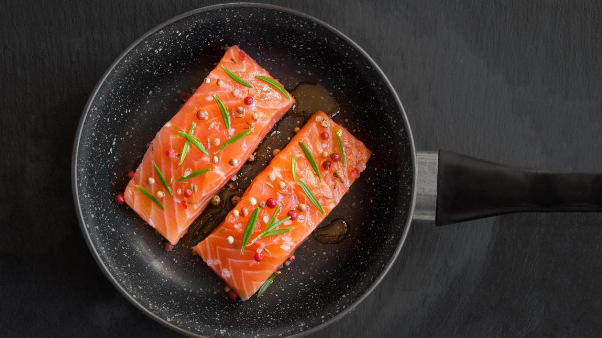 el truco para cocinar el salmón en la sartén y que no quede seco
