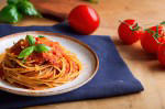 nudeln mit sizilianischer tomatensoße: so gut schmeckt dieser klassiker