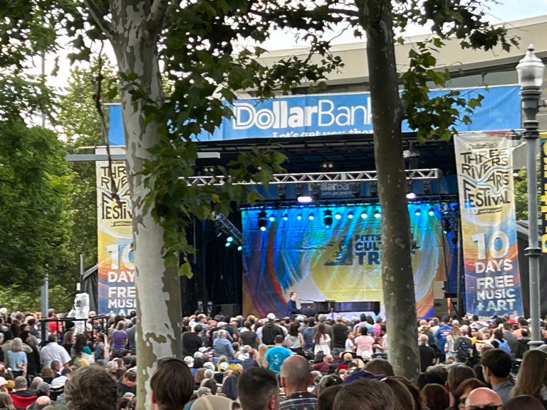 Ben Folds drew a huge turnout at closing night of the Dollar Bank Three Rivers Arts Festival.