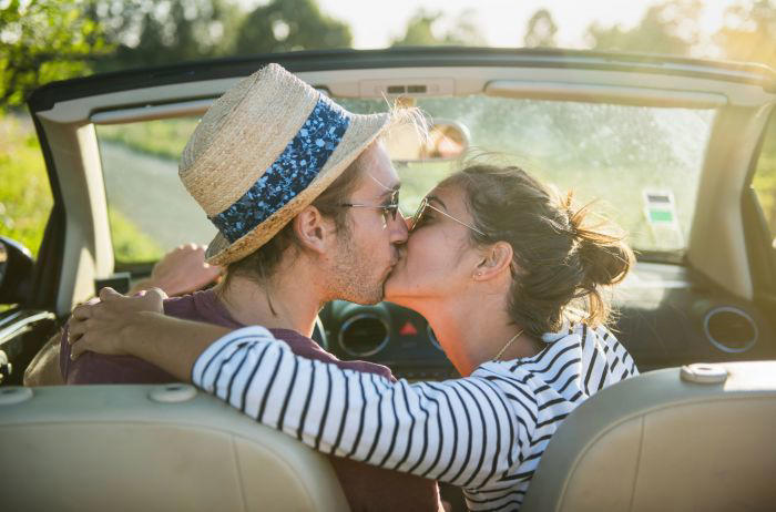 científicos descubren la razón por la cual nunca olvidamos nuestro primer beso