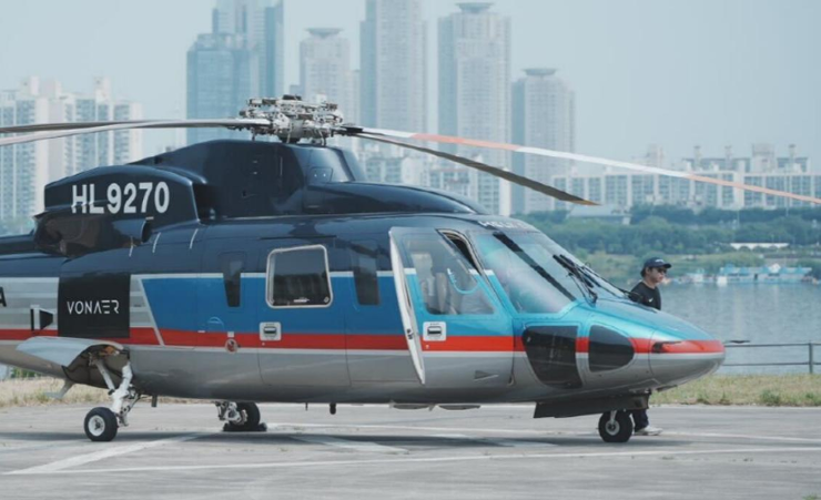 A Vonaer helicopter prepares to take off from a helipad at Jamsil Hangang Park in southeastern Seoul, Monday. Courtesy of Moviation