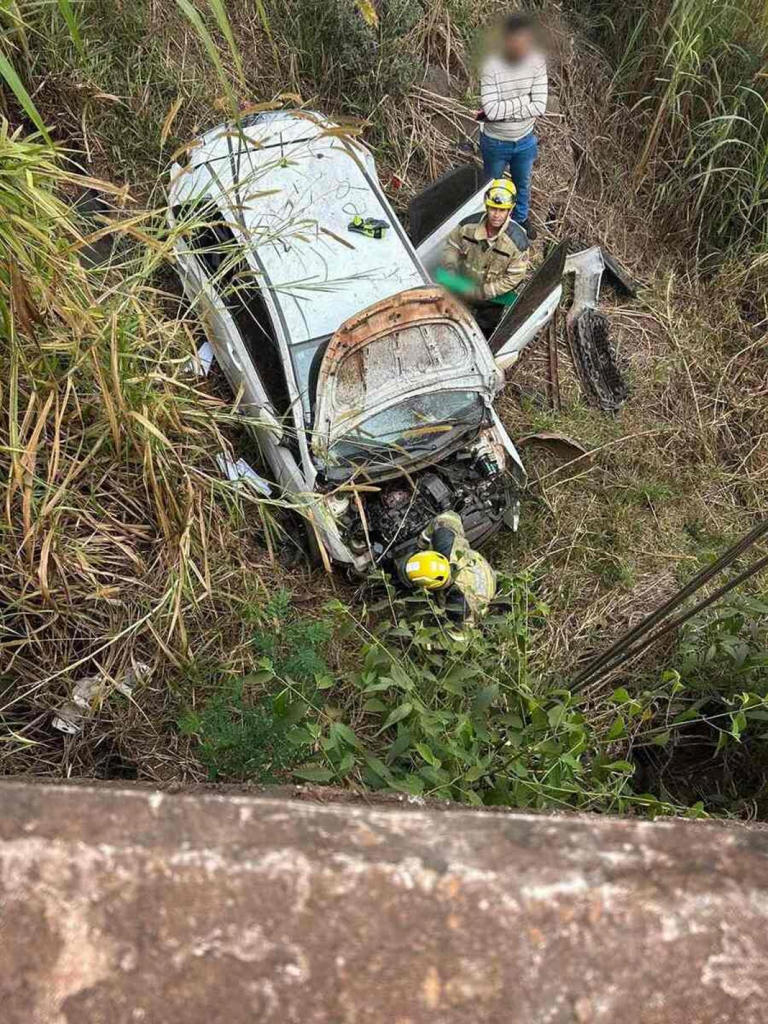 Motorista perde controle do carro e cai em ribanceira em cidade mineira