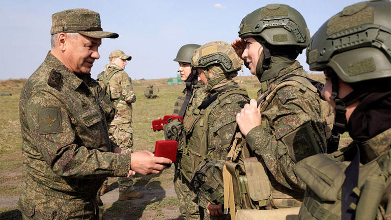 훈련 중인 여군들과 만나는 세르게이 쇼이구 러시아 국방장관[러시아 국방부 제공]