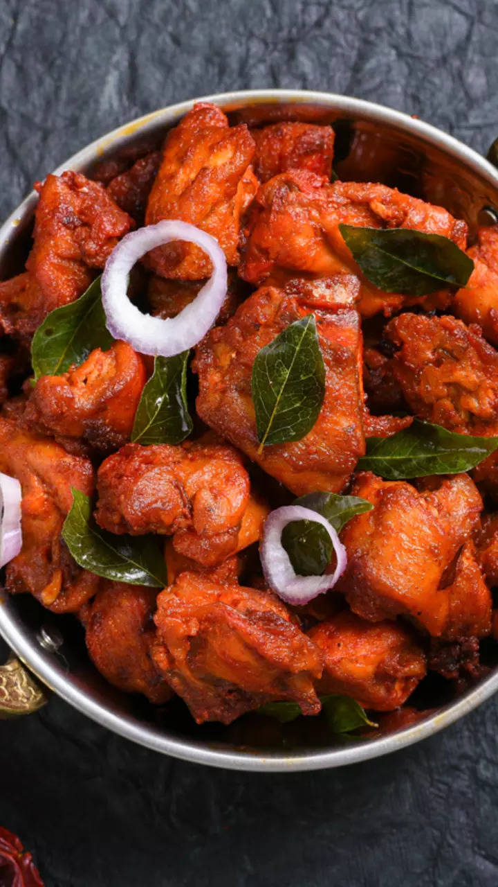 <p>This dish is made with deep-fried spicy chicken pieces marinated with Kerala spices, and is often served as an appetizer.</p>