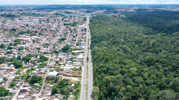 Vista geral da cidade de Manaus, com a avenida Margarita separando a floresta do bairro conhecido como Cidade de Deus Foto: Pedro Kirilos/Estadão