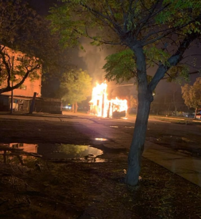 Desconocidos quemaron bus en Villa Francia: obligaron a bajar a chofer y pasajeros