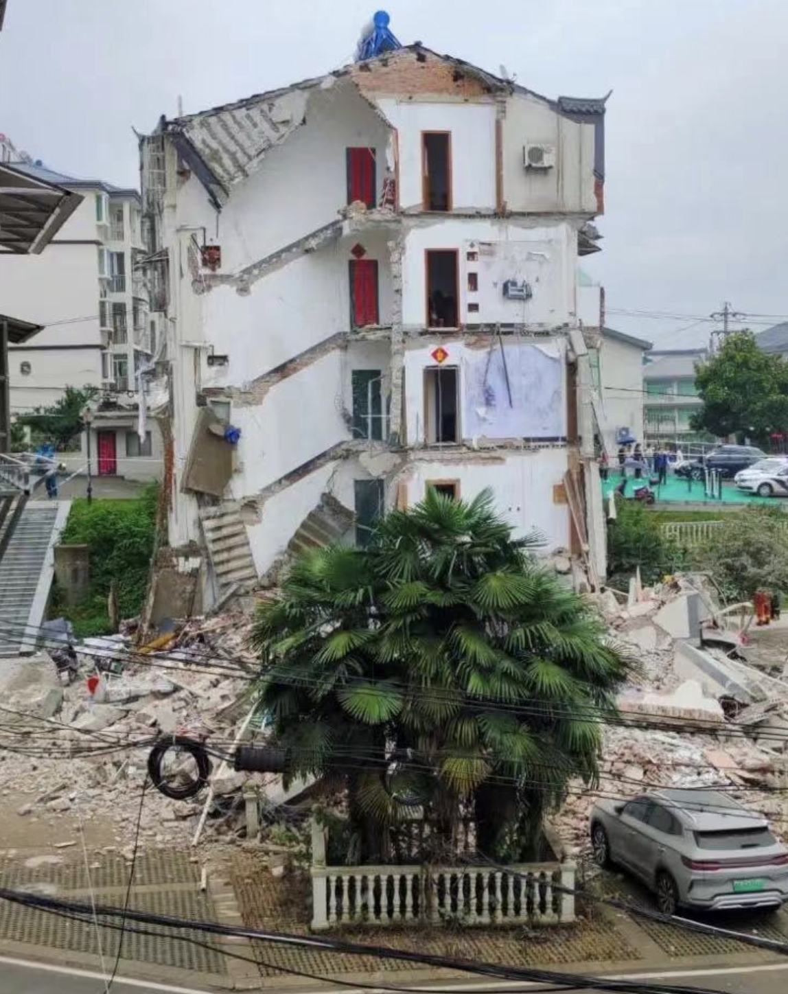 铜陵房屋坍塌：雨中消失的家与离去的人