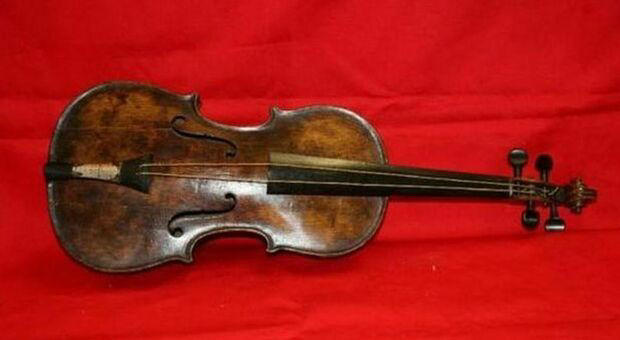Titanic, violino venduto a 1,7 milioni di dollari: era stato trovato in mare sul cadavere del direttore d'orchestra della nave