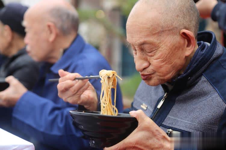 56岁大娘一天三顿面条，连吃半年后体检，医生纳闷：平时都吃什么