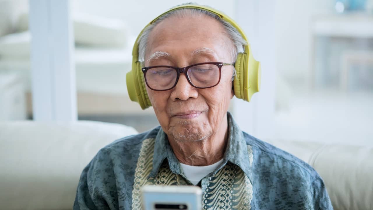 <p>Did you know that certain songs can trigger memories? <a href="https://www.scienceofpeople.com/benefits-music/" rel="nofollow noopener">Doctors commonly</a> use music to help patients remember and access their lost memories. When growing up, the music we listen to has more of an impactful effect on us than when we listen to music as adults. This is especially helpful to patients with Alzheimer’s or dementia.</p>