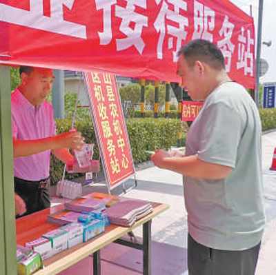 “收麦子有绿色通道，各种服务挺周到”（三夏进行时）