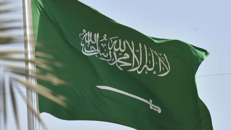 Saudi Arabia threatens pilgrims with severe penalties over visa violations