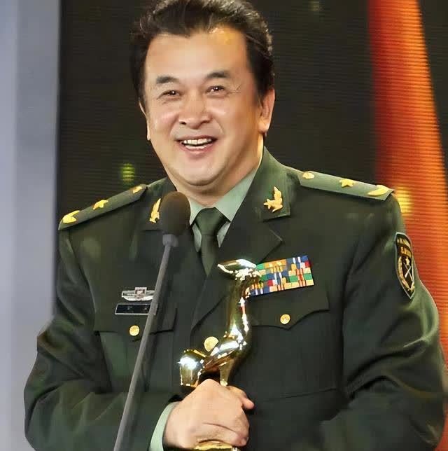 连登春晚24年的黄宏，看似销声匿迹，其实早已走上另一条大道