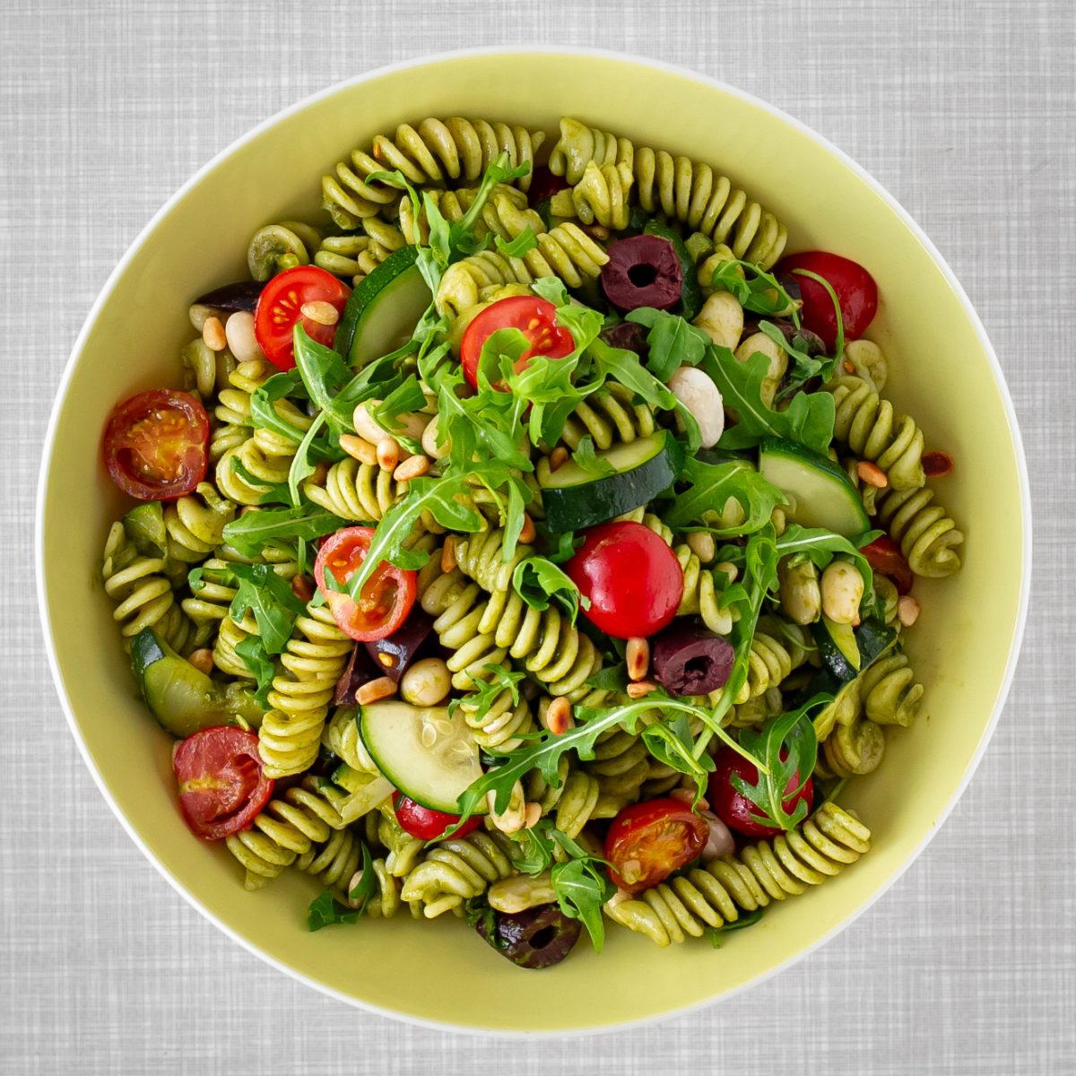 Mediterraner Nudelsalat mit Rucola und Rucola-Dressing