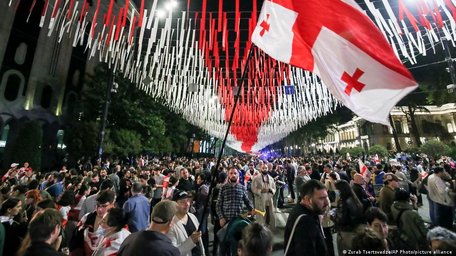 Tausende Protestieren In Georgien Gegen "Sklaven Russlands"