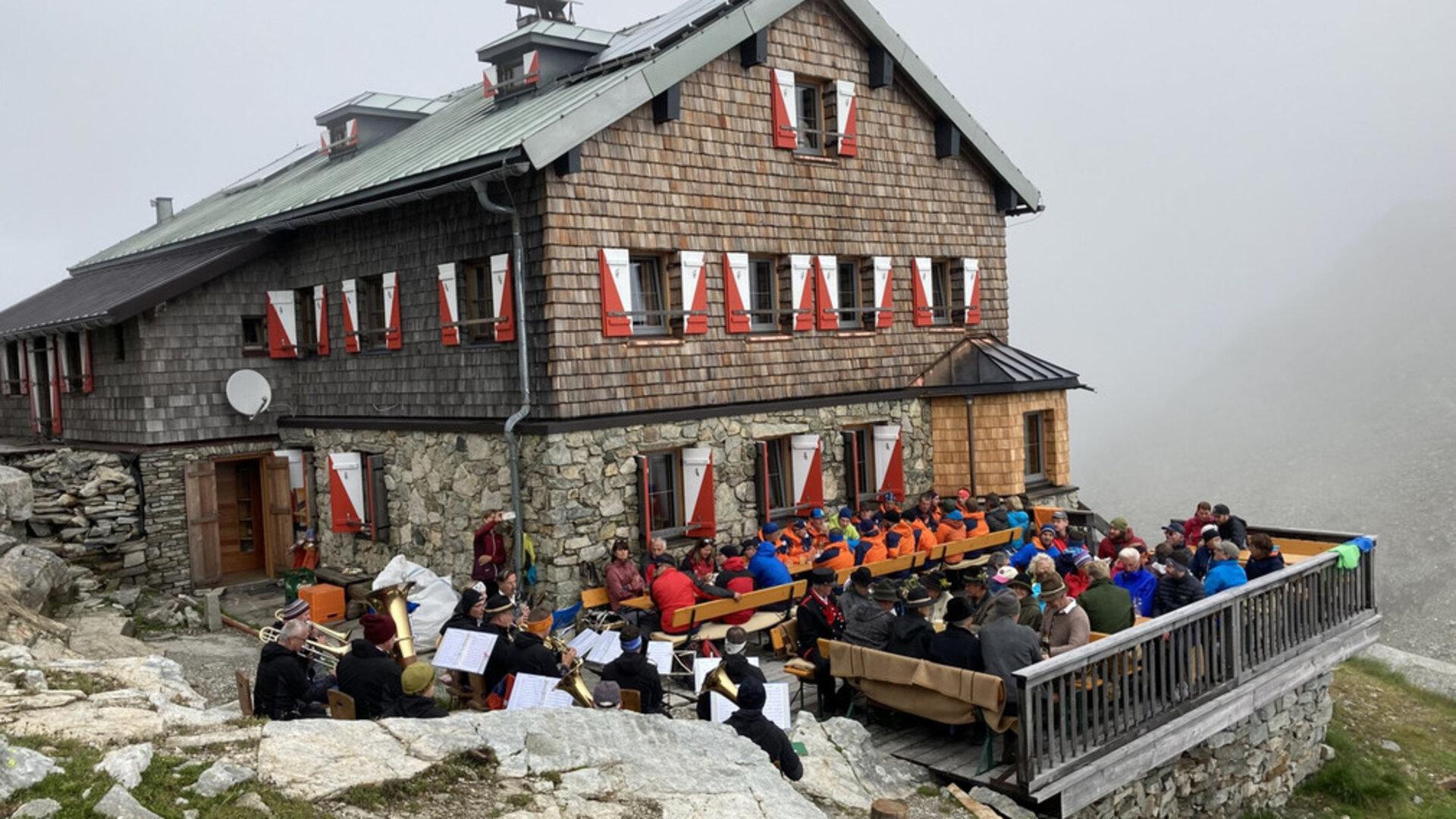 Notruf Aus Den Alpen: Wanderwege Und Hütten Brauchen Rettungspaket