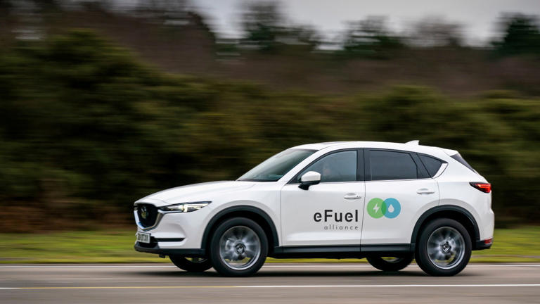 Mit Sprit in die Zukunft? Welche Rolle E-Fuels bei der künftigen Mobilität spielen werden, ist bei Fachleuten durchaus umstritten. © Mazda/eFuel Alliance