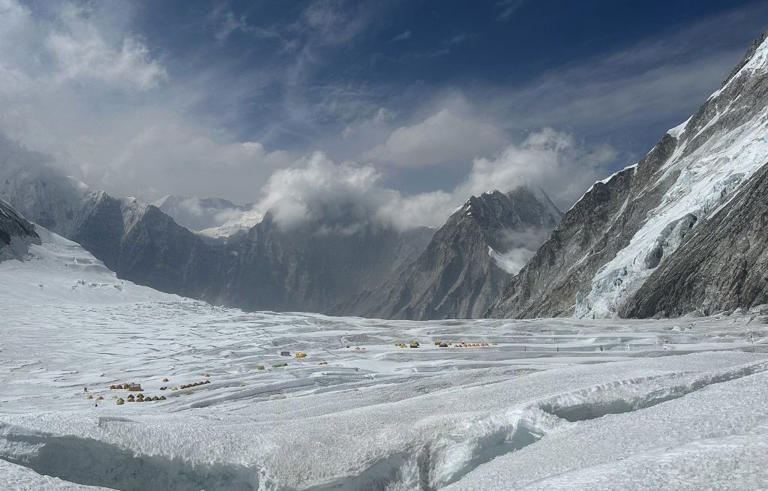 Des alpinistes durant l'ascension de l'Everest, le 4 mai 2024, au Népal.