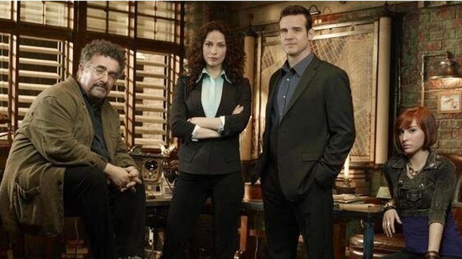 <p>Warehouse 13 starts out with a pair of Secret Service agents, Peter (Eddie McClintock) and Myka (Joanne Kelly), being recruited as the new field agents for the Warehouse, located in South Dakota, under the supervision of Artie (Saul Rubinek), the knowledgable curator, and supported by Leena (Genelle Williams), an aura-reading bed and breakfast owner. At the start of Season 2, Claudia (Allison Scagllioti) joins as a permanent cast member, while ATF agent Jinks (Aaron Ashmore) starts appearing in Season 3.</p>