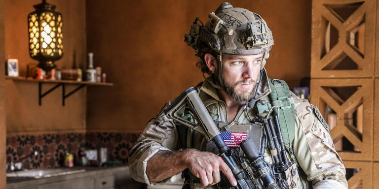 Max Thieriot as Clay Spenser holding his weapon in SEAL Team