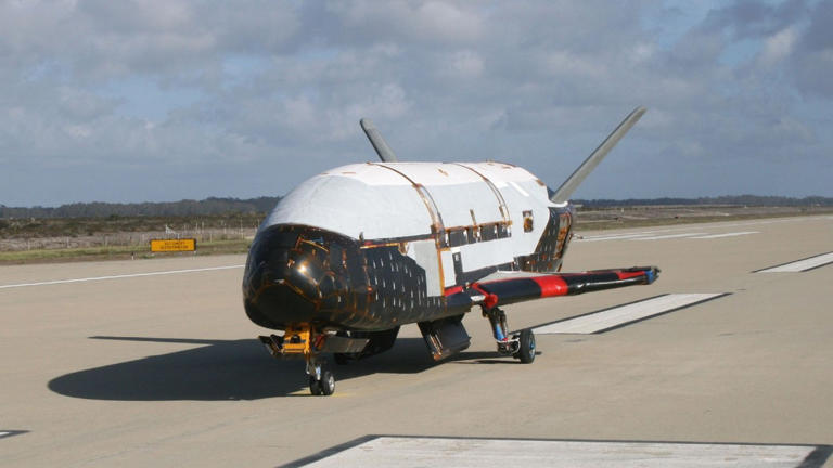 Le vaisseau chinois serait la réponse à l'avion spatial X-37B, développé par la Force spatiale des États-Unis et construit par Boeing, ci-dessus lors d'essais en Californie en octobre 2007. | United States Air Force / domaine public via Wikimedia Commons