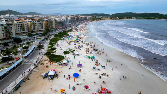 Praia do Forte em Cabo Frio; projeto em tramitação no Senado pode permitir a transferência da propriedade de terrenos do litoral brasileiro hoje sob o domínio da União