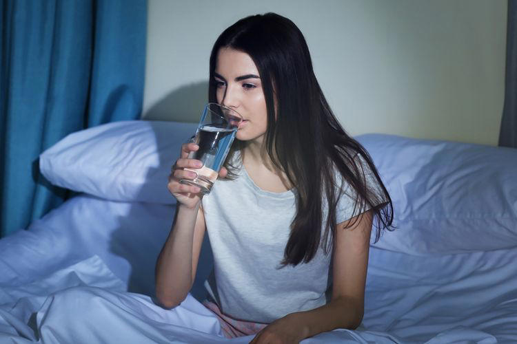 haruskah kita minum air putih sebelum tidur?