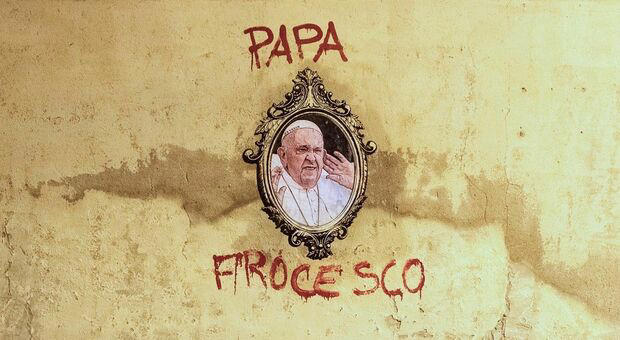 Evyrein, lo street artist colpisce ancora: sulle mura del seminario appare la replica alla gaffe di Papa Francesco