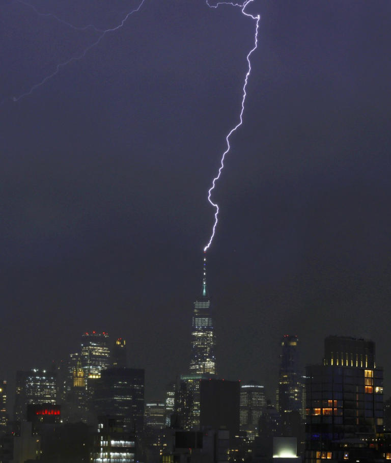 Lightning Strikes Empire State Building And One World Trade Center In Dramatic Pics 