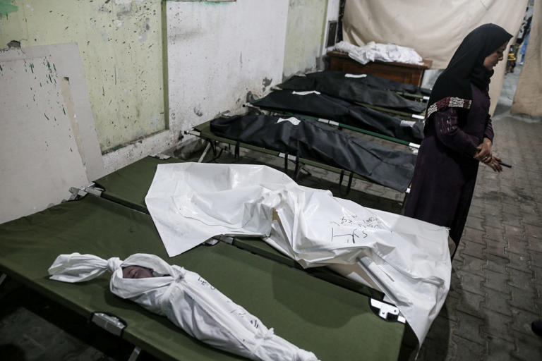 Cuerpos de muertos por ataques en Rafah, en la morgue del Kuwait Hospital.