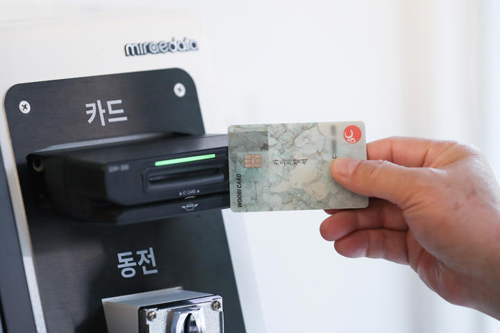 [서울=뉴시스] 서울 시내의 한 편의점에서 한 소비자가 카드 결제를 하고 있는 모습. 사진은 기사 내용과 관련 없음 (뉴시스DB)