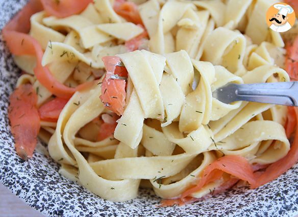 Tagliatelle mit geräuchertem lachs und dill