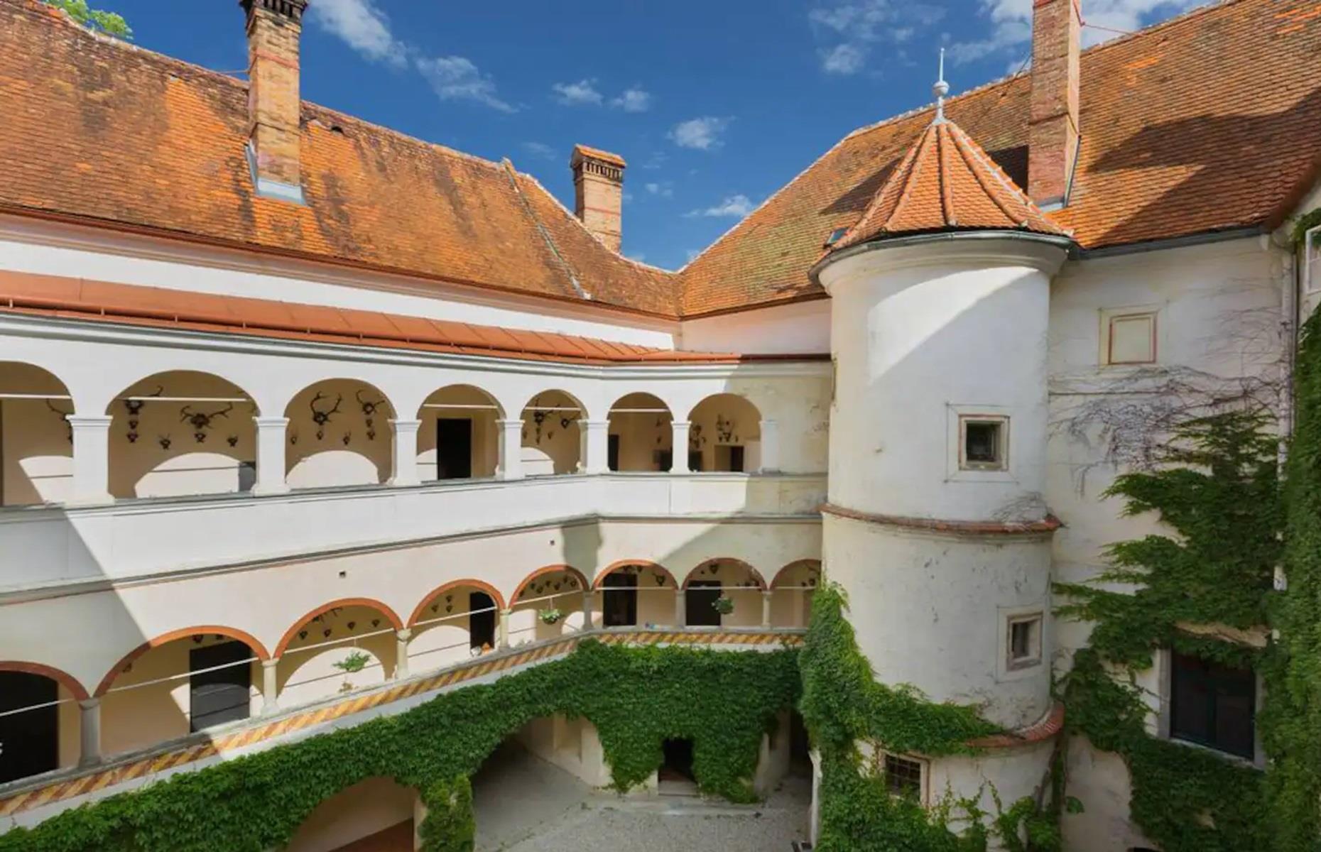 <p>Originally, the castle featured four towers and was surrounded by a moat. Today, most of its architecture dates back to the 16th century.</p>  <p>The castle has received a lot of renovations and additions over the centuries and Wolfgang von Oed is thought to have added the frescos above the arcades that can still be seen in the courtyard today. </p>