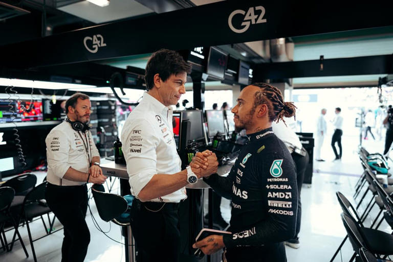 Mercedes responde “cético” Hamilton e minimiza “tensão” entre pilotos