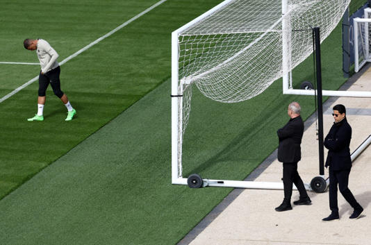 O presidente do PSG, Nasser Al-Khelaïfi, observa Kylian Mbappé durante treino da equipe no início do mês