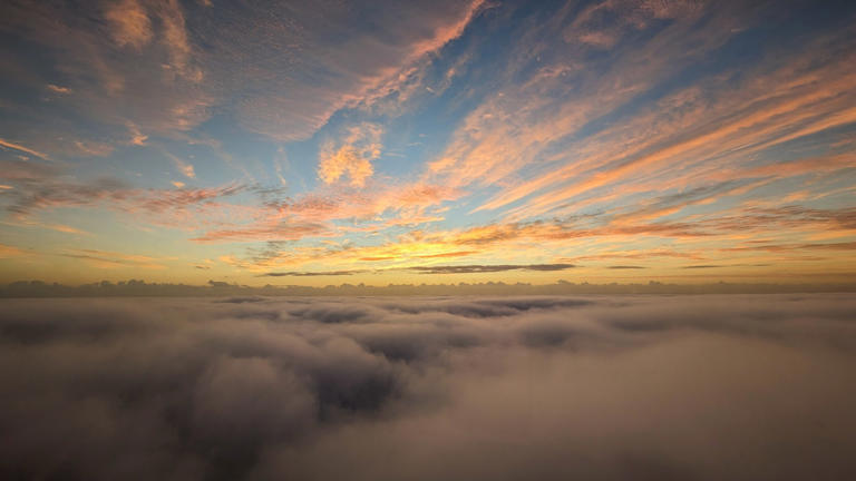 The sun rising as fog covered Brisbane on Friday morning. (Supplied: Vicki Bradshaw )