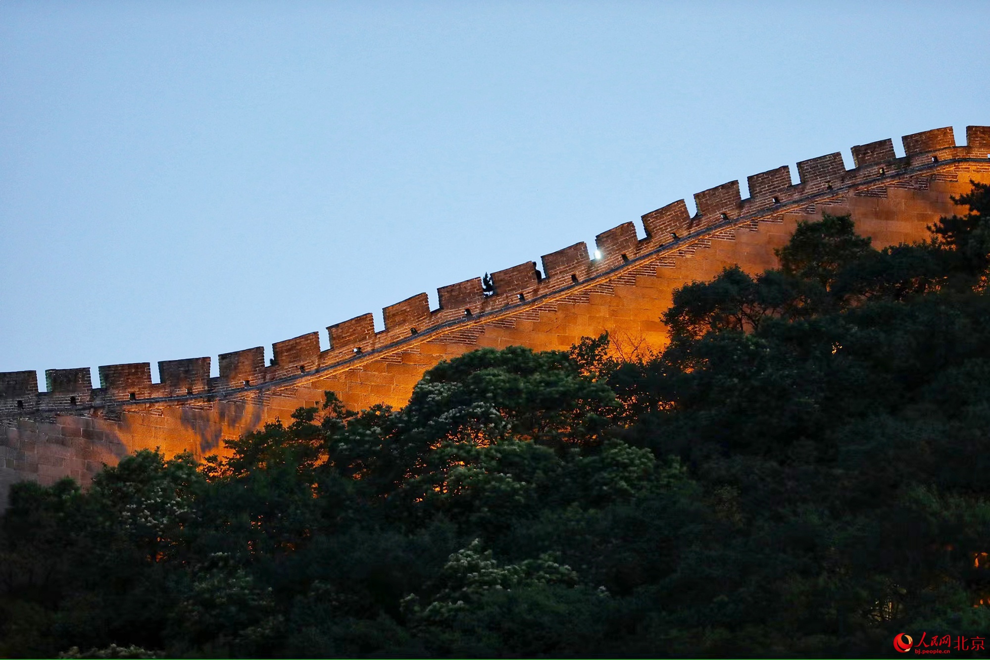 组图：夜幕中北京八达岭长城展现别样魅力