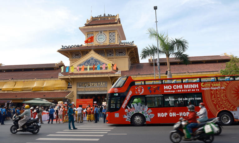 Hop-on hop-off bus tour launched in HCMC's Chinatown
