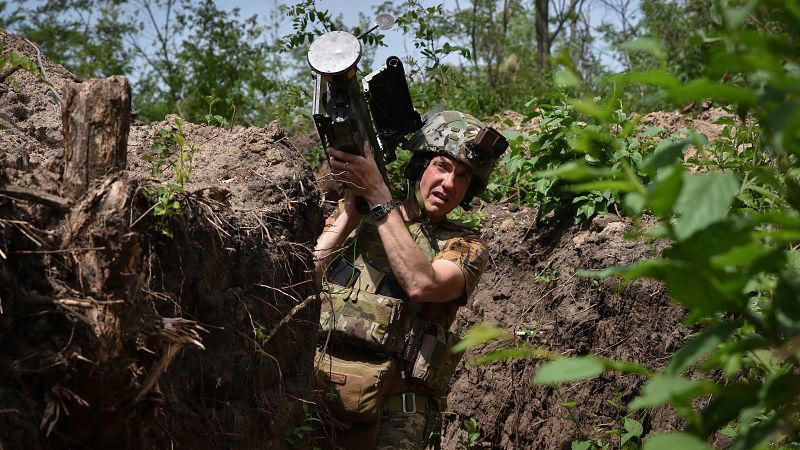 oekraïense azov-brigade krijgt wapens van vs na opheffing leveringsverbod