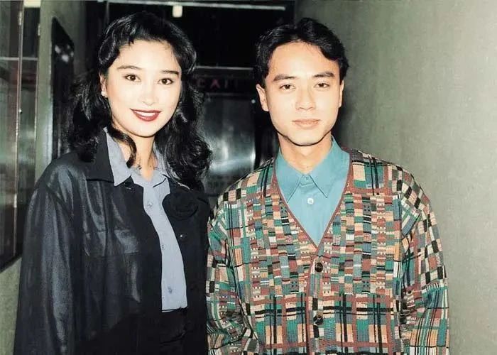 原来她就是李克勤老婆！赛过李嘉欣，爱上天王后一夜退圈，“豪赌”30年结果如何？