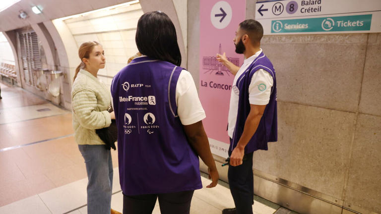 Les agents de la RATP arboreront leur gilet violet des JO pour informer les voyageurs et leur vendre des forfaits Paris 2024. LP/Jean-Baptiste Quentin