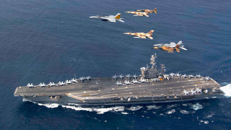 USS Dwight D. Eisenhower atravesando el Estrecho de Gibraltar em 2021