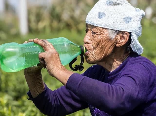 世卫点名的"致癌水"，不是千滚水、隔夜水和“阴阳水”，劝你远离