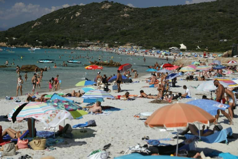 Des vacanciers sur la plage corse de Mare e Sol à Pietrosella, le 12 août 2023